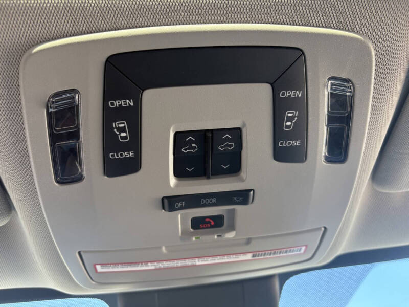 2022 Toyota Sienna LE 8-Passenger