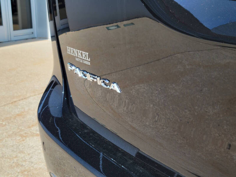2027 Chrysler Pacifica Select