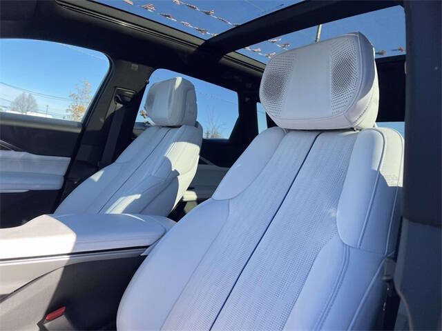 2024 Cadillac LYRIQ Luxury 2