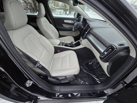 2021 Volvo XC40 T5 Momentum