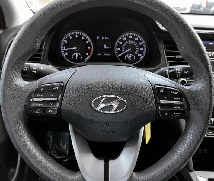 2020 Hyundai Elantra SEL photo 16