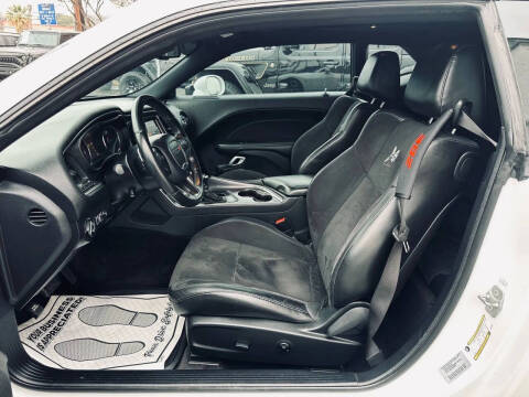2017 Dodge Challenger 392 HEMI Scat Pack Shaker