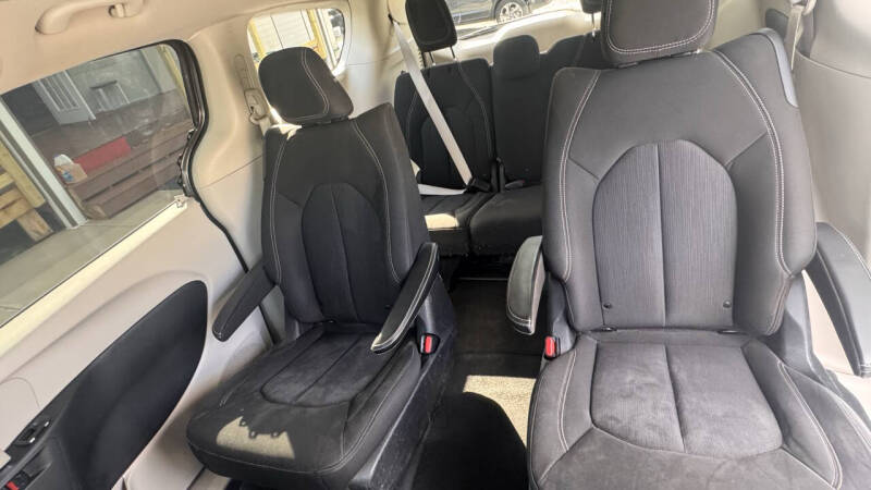 2020 Chrysler Voyager LX