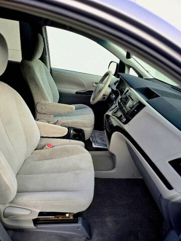 2011 Toyota Sienna LE 8-Passenger