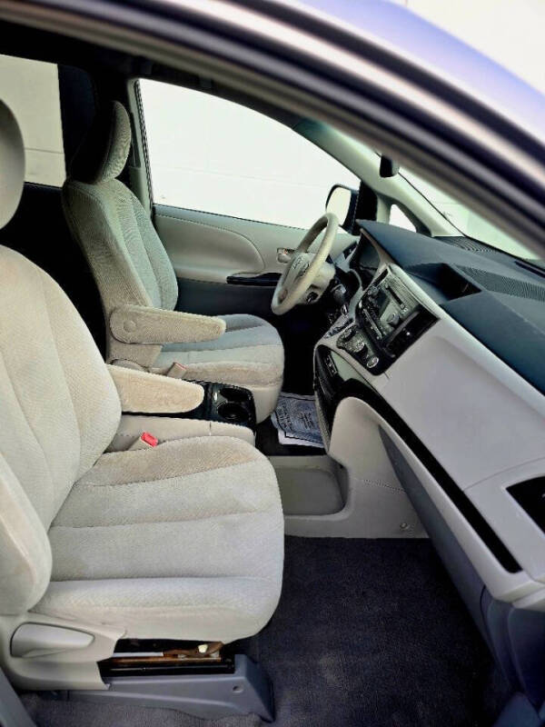 2011 Toyota Sienna LE 8-Passenger