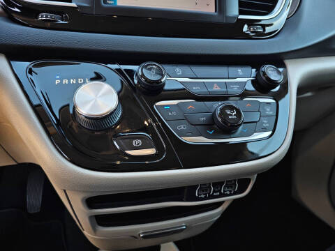 2022 Chrysler Voyager LX