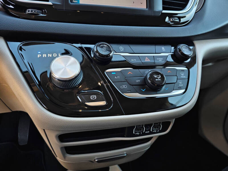 2022 Chrysler Voyager LX