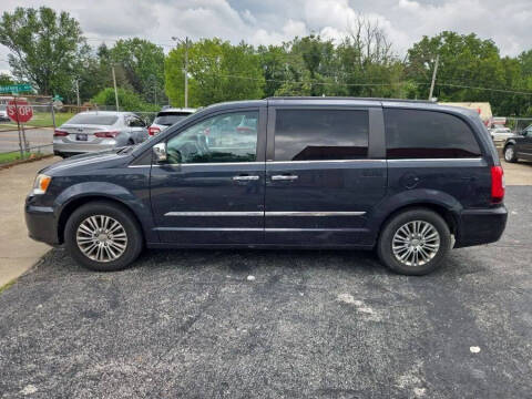 2013 Chrysler Town and Country Touring-L