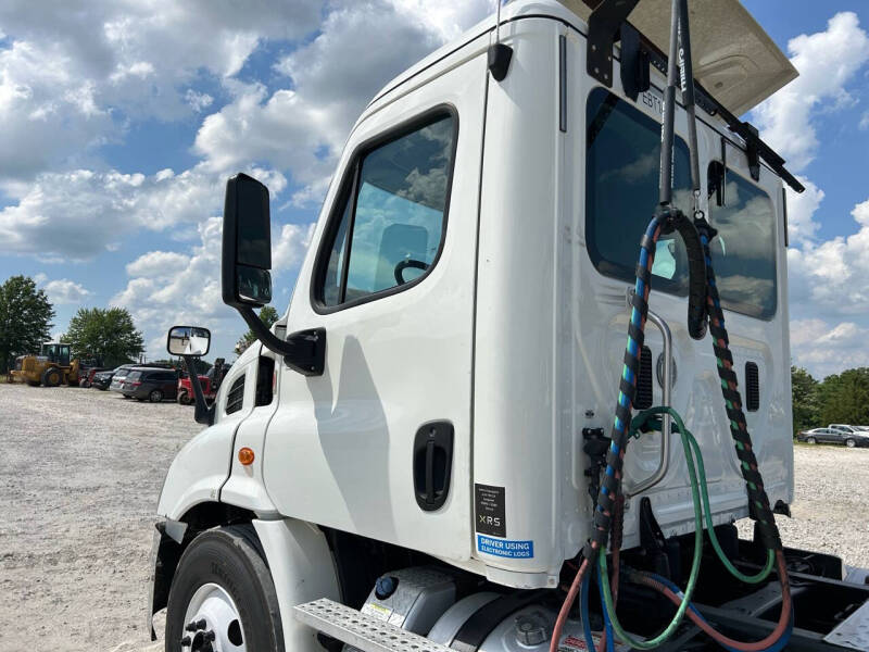 2016 Freightliner Cascadia 113 Semi Truck