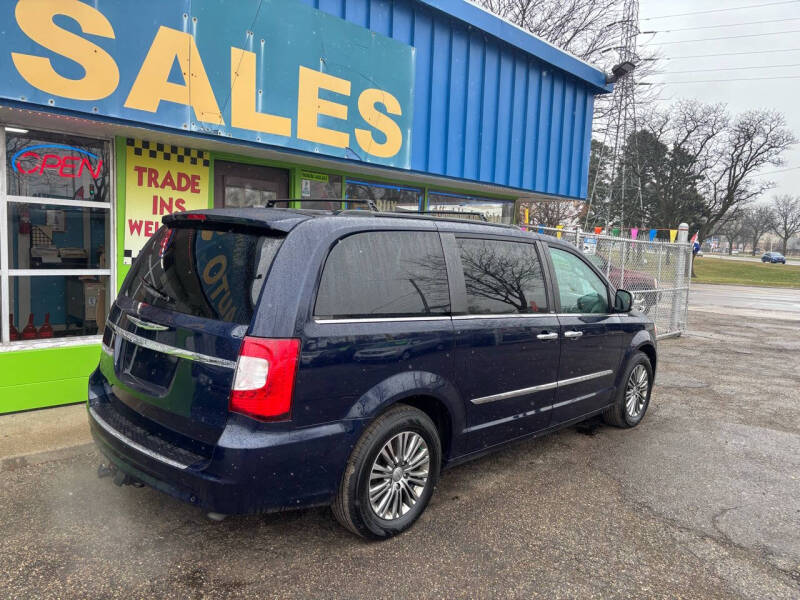 2013 Chrysler Town & Country Touring-L photo 2