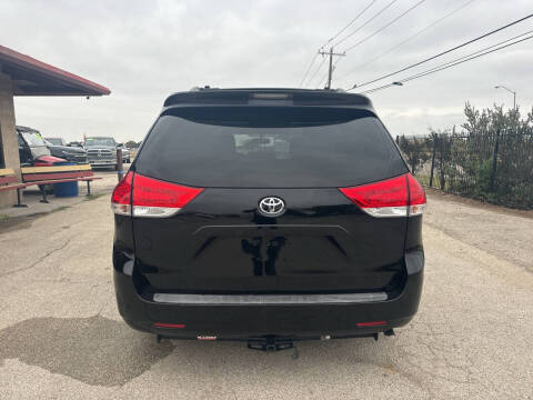 2011 Toyota Sienna LE 7-Passenger Auto Access Seat
