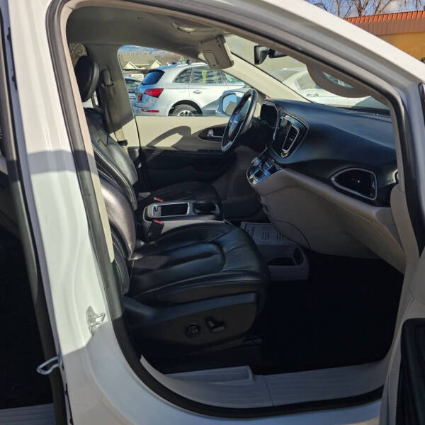 2017 Chrysler Pacifica Touring-L Plus