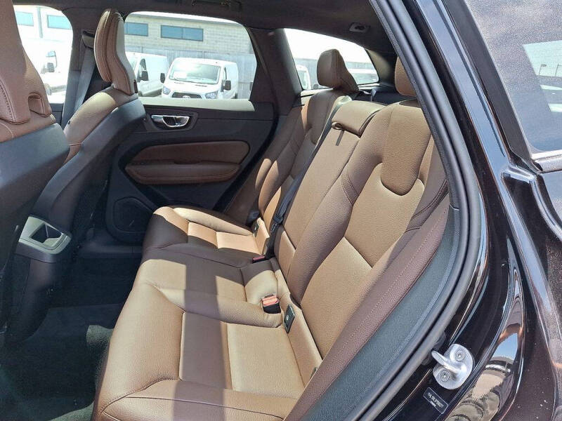 2023 Volvo XC60 B5 Plus Dark Theme