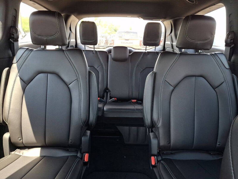 2027 Chrysler Pacifica Select