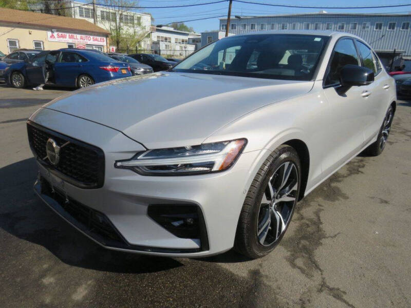 2024 Volvo S60 B5 Plus Dark Theme