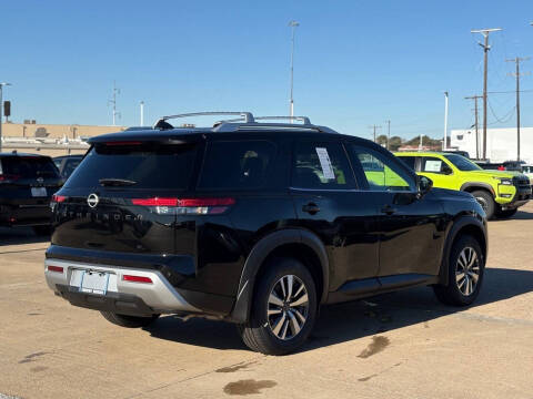 2025 Nissan Pathfinder SL