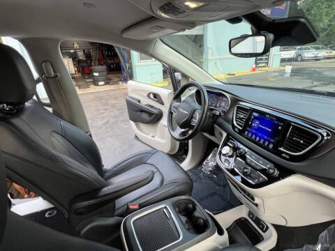 2017 Chrysler Pacifica Touring-L Plus