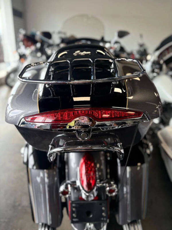 2016 Indian Roadmaster (Two-Tone)