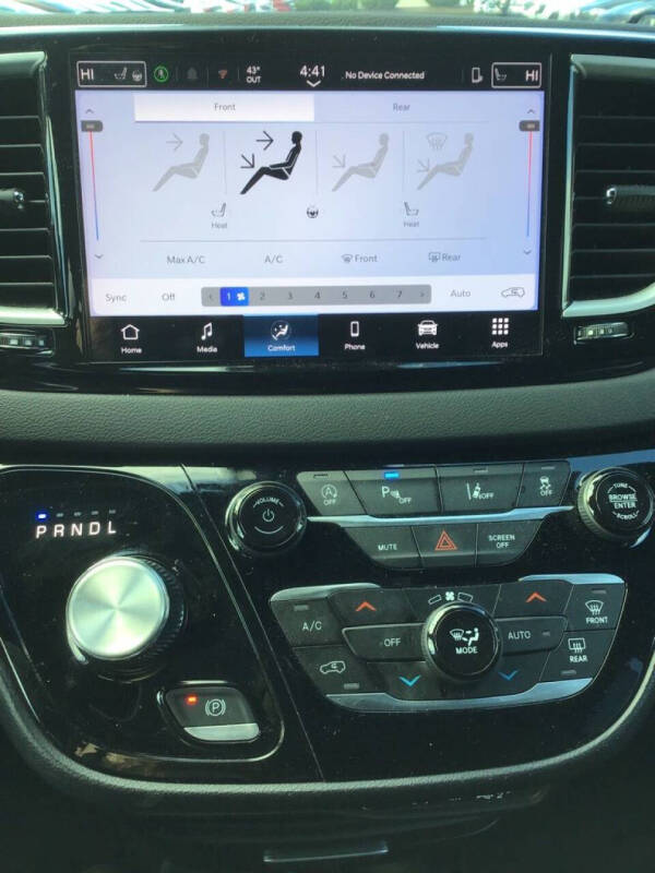 2025 Chrysler Pacifica Select