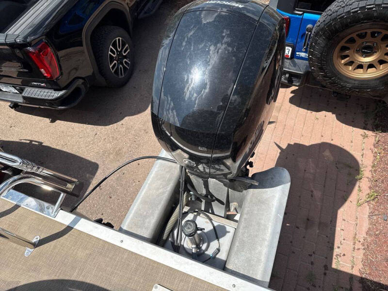 2024 Sun Tracker SPB22RF