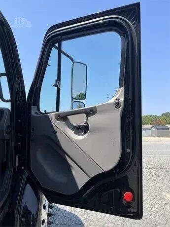 2009 Freightliner M2 106