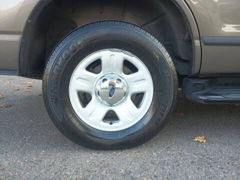 2004 Ford Explorer XLS