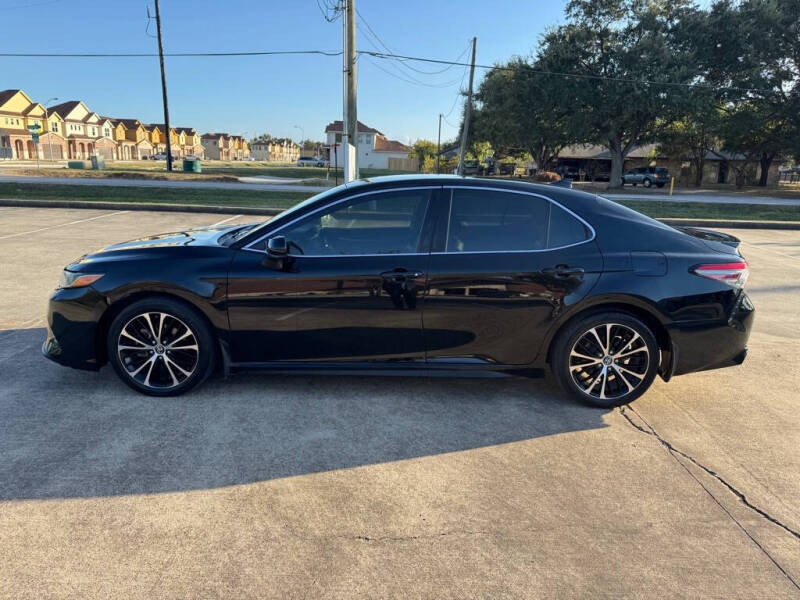 2019 Toyota Camry SE photo 6