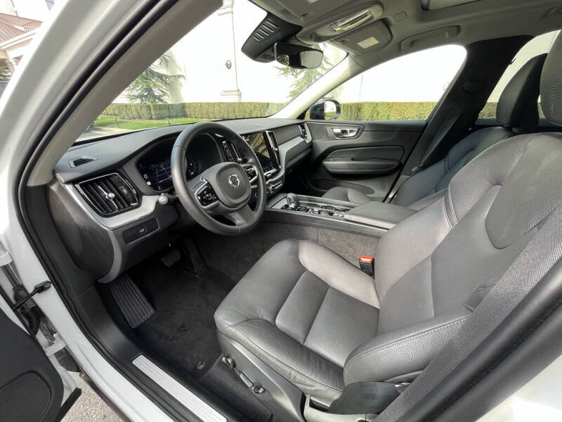 2025 Volvo XC60 B5 Plus Dark Theme