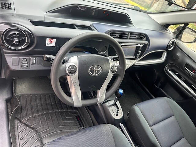 2016 Toyota Prius c Two photo 14