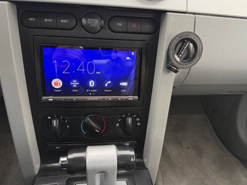 2005 Ford Mustang V6 Deluxe