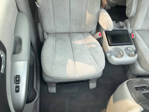 2008 Hyundai Entourage GLS