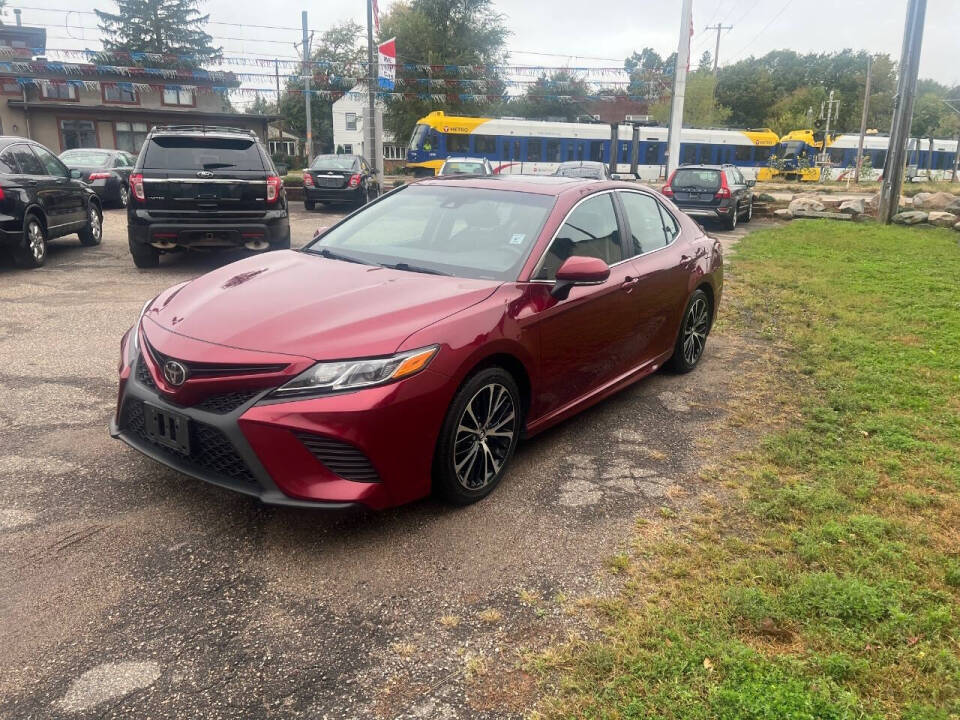 2018 Toyota Camry SE's photo