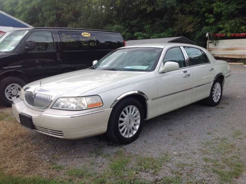 2004 Lincoln Town Car for sale at GIB'S AUTO SALES in Tahlequah OK