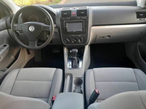 2009 Volkswagen Rabbit for sale at CLEAR CHOICE AUTOMOTIVE in Milwaukie OR