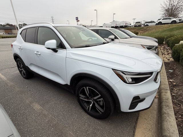 2025 Volvo XC40 B5 Core Bright Theme