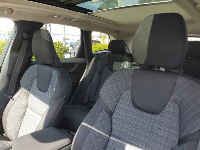 2025 Volvo XC60 B5 Core Dark Theme