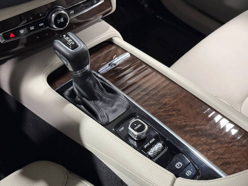 2016 Volvo XC90 T6 Momentum