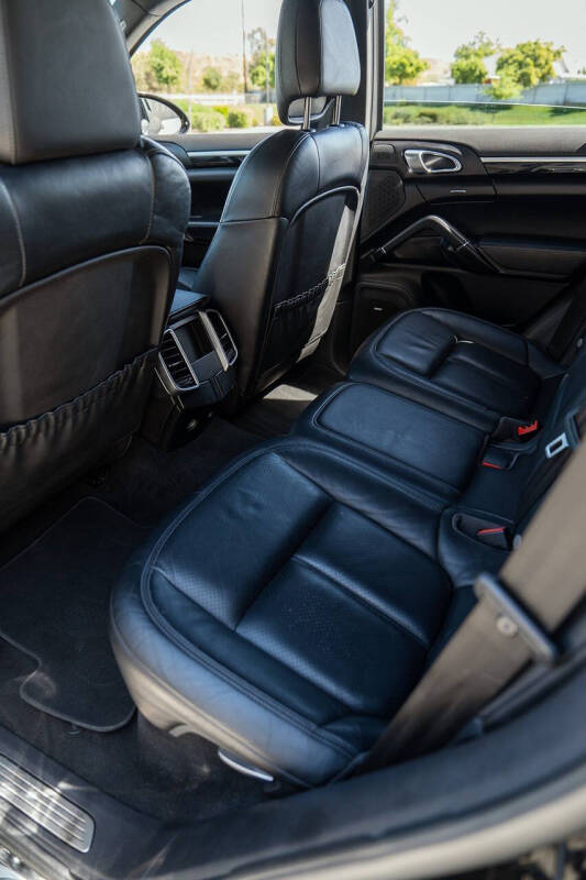 2017 Porsche Cayenne Platinum Edition