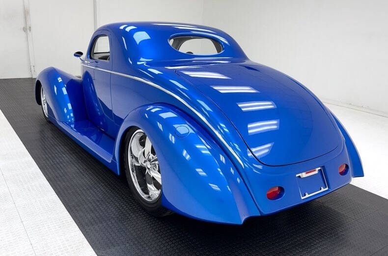 1937 Ford Deluxe