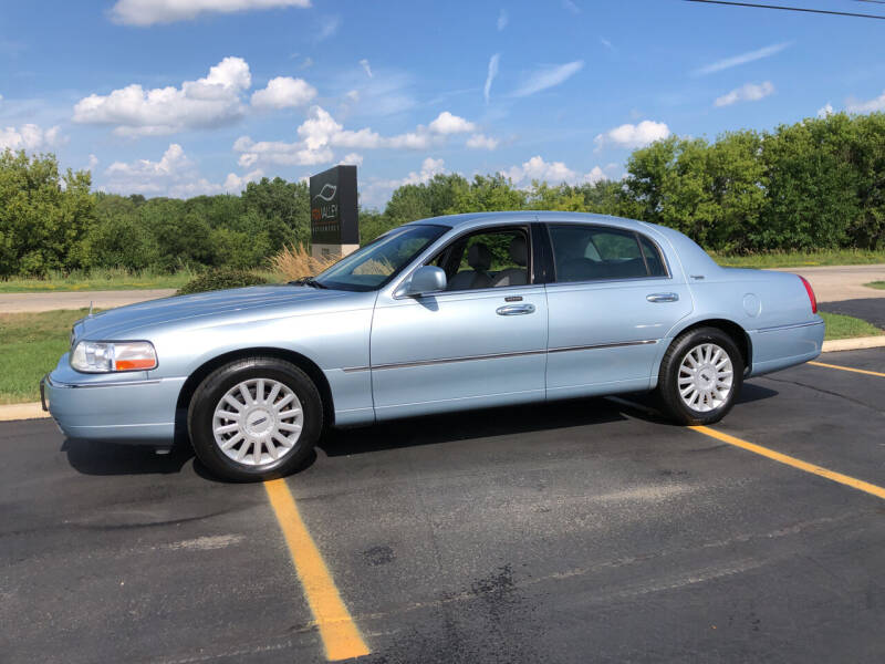 2005 Lincoln Town Car for sale at Fox Valley Motorworks in Lake In The Hills IL