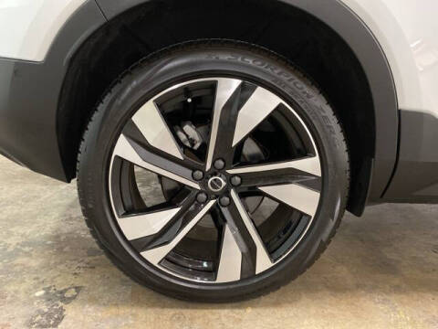 2025 Volvo XC40 B5 Plus Dark Theme