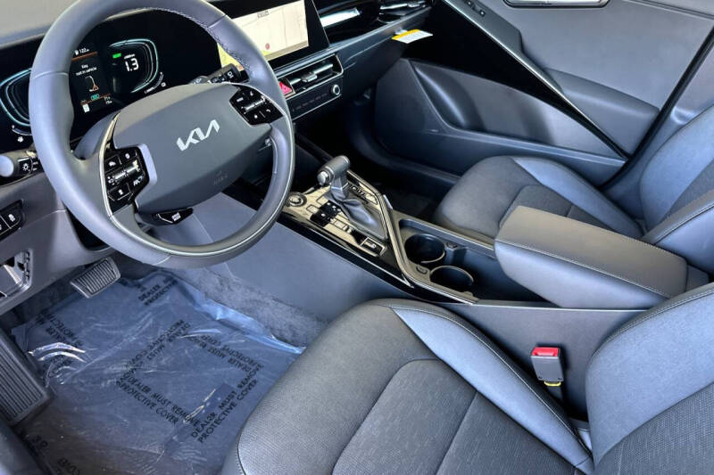 2025 Kia Niro SX