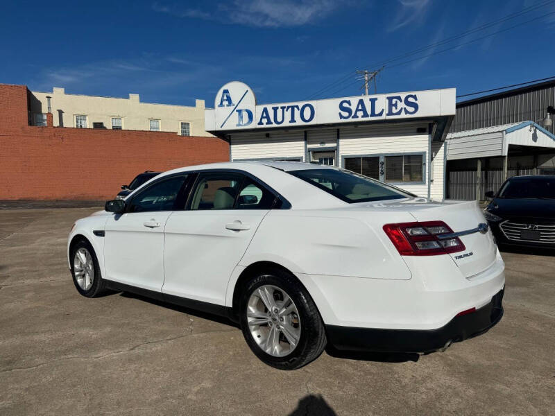 2015 Ford Taurus SE photo 8