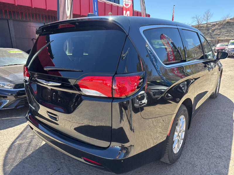 2024 Chrysler Voyager LX