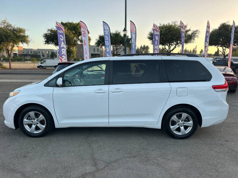 2013 Toyota Sienna LE 8-Passenger