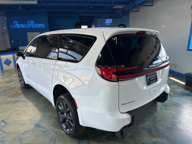 2024 Chrysler Pacifica Touring