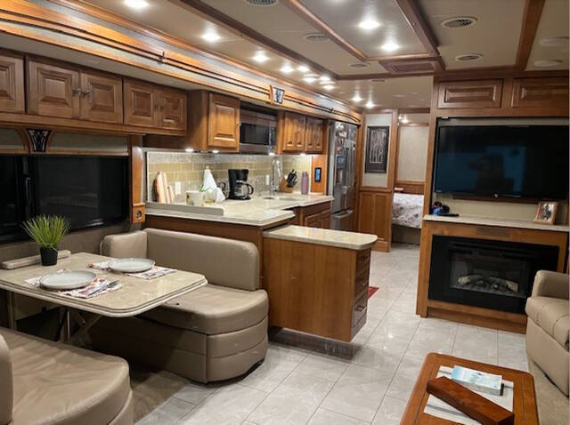 2017 Tiffin Phaeton 40AH