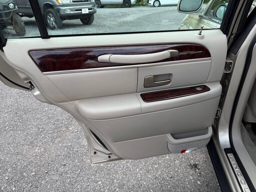 2010 Lincoln Town Car 31