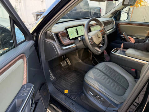 2024 Rivian R1S Adventure