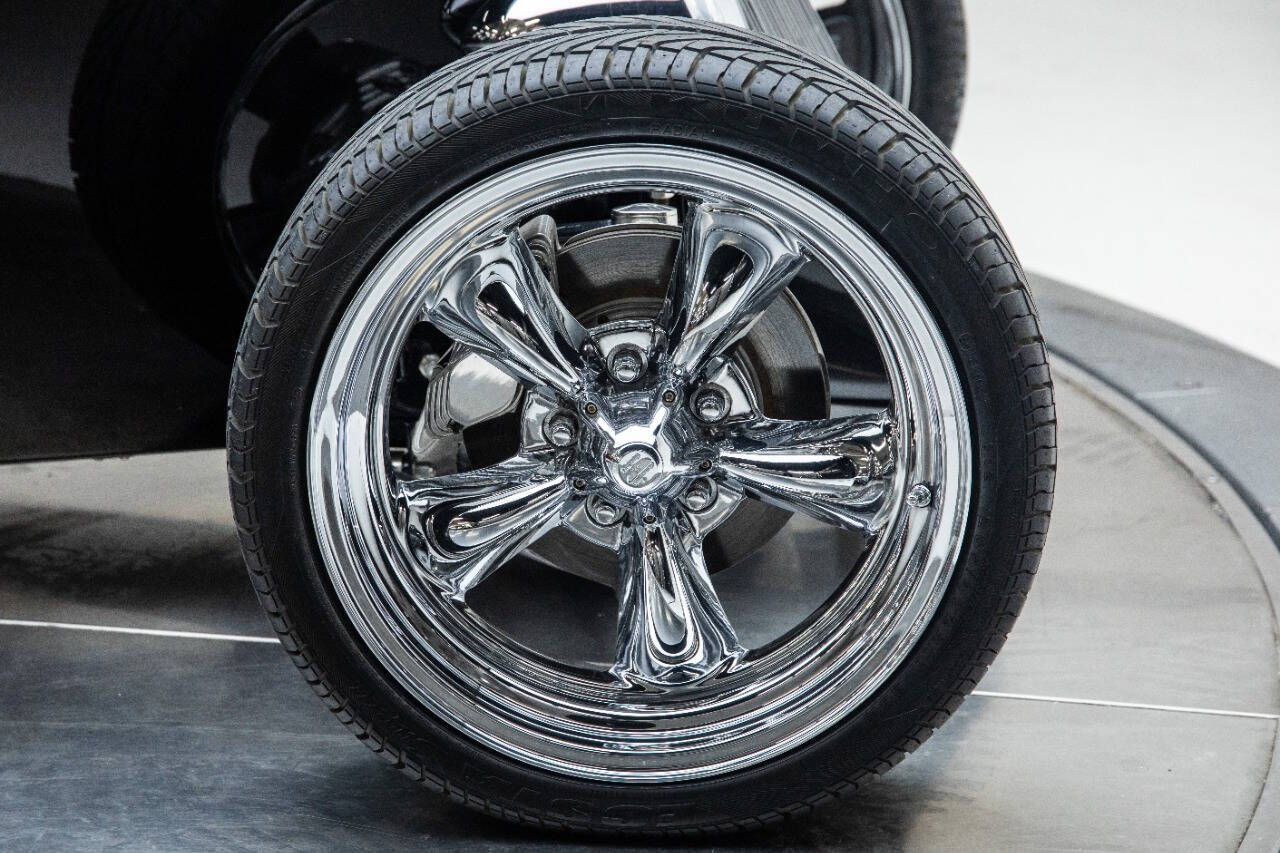 1933 Ford Model 40 25